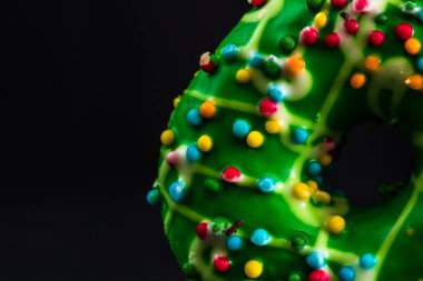 Yeşil jöleli donut ve serpiştirilmiş. Renkli çörekleri kapat.