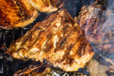 Kömür ızgarasında ızgara uskumru ve duman..