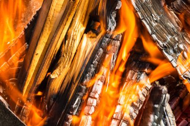 Yanan odun parçaları kömür oluşturur. Barbekü hazırlığı, pişirmeden önce ateş. Sıcak kömür çok ısıtılmış ahşaptan yapılır..