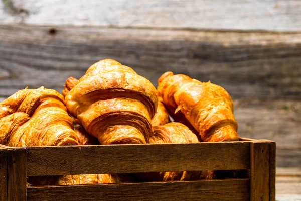 木箱与美味的 新鲜的羊角面包分离 法国早餐概念 — 图库照片