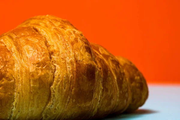 Čerstvý Croissant Izolovaný Oranžové Desce Francouzská Snídaně Koncept — Stock fotografie