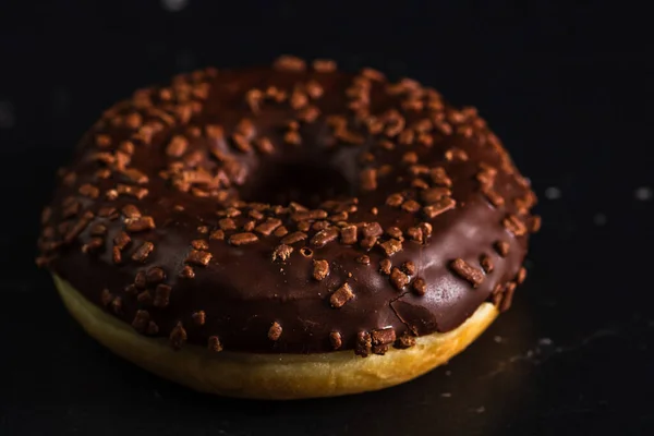 Schokolade Glasierte Donut Mit Schokolade Chips Isoliert Großaufnahme Von Köstlichem — Stockfoto