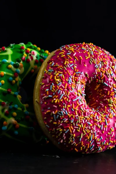 Geglazuurde Donuts Met Hagelslag Geïsoleerd Close Van Kleurrijke Donuts — Stockfoto