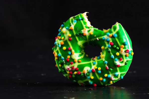 Beignet Vert Glacé Avec Saupoudrer Isolé Gros Plan Beignet Mordu — Photo