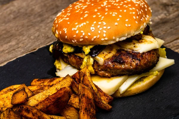 Hausgemachte Frische Leckere Käseburger Und Bratkartoffeln Auf Einem Holztisch — Stockfoto