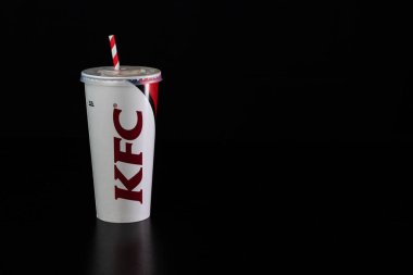 Romanya 'nın Bükreş kenti KFC' den kağıt bardakta iç, 2021