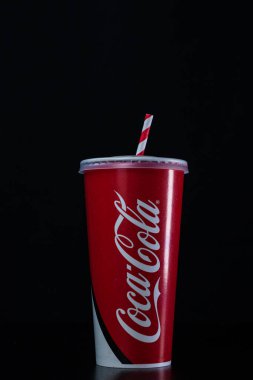 Romanya 'nın Bükreş kentinde, Coca Cola ile kağıt bardak, 2021