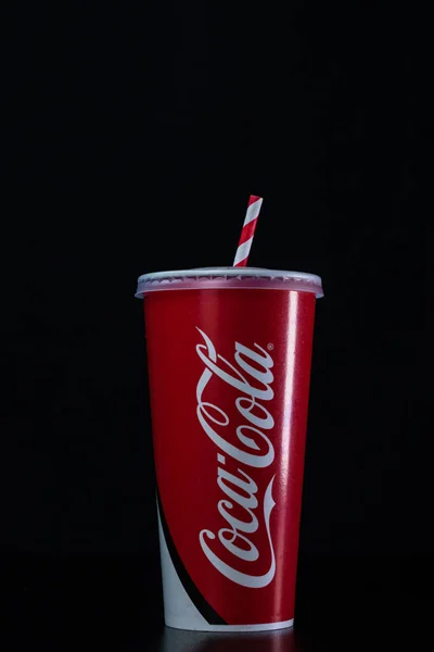 2021年罗马尼亚布加勒斯特的可口可乐纸杯 — 图库照片