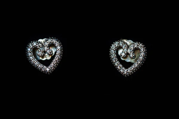 Siyah Üzerine Izole Edilmiş Güzel Gümüş Küpeler Yakın Çekim — Stok fotoğraf