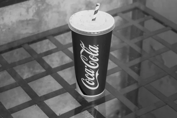 Bianco Nero Tazza Carta Con Coca Cola Bucarest Romania 2021 — Foto Stock