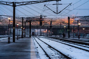 Romanya 'nın Bükreş kentinde soğuk ve karlı bir günde Kuzey Demiryolu İstasyonu (Gara de Nord), 2021