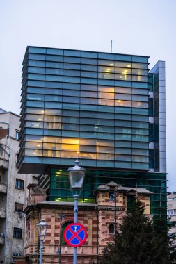 Romanya 'nın Bükreş kentindeki Romen Mimarlar Birliği' nin çağdaş binasının ayrıntılı görünümü, 2020