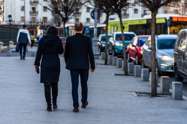 Romanya 'nın Bükreş kentinde 2021' de insanlar taşınıyor, sokaklarda yürüyor