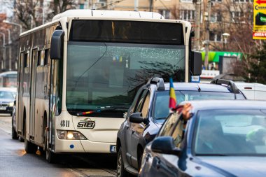 Şehrin şehir merkezinde trafik sıkışıklığında araba trafiği. Romanya 'nın başkenti Bükreş' te sabah akşam araba kirliliği ve trafik sıkışıklığı, 2021