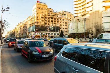 Şehrin şehir merkezinde trafik sıkışıklığında araba trafiği. Romanya 'nın başkenti Bükreş' te sabah akşam araba kirliliği ve trafik sıkışıklığı, 2021