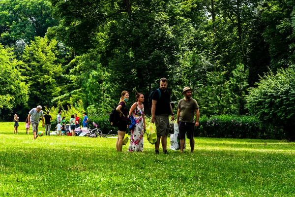 Personas Haciendo Picnic Relajándose Divirtiéndose Durante Crisis Del Coronavirus Parque — Foto de Stock