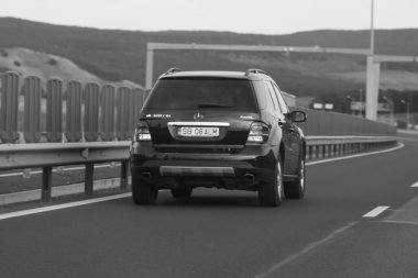 Asfalt yolda hareket halindeki bir araba, caddedeki arabanın arka manzarası. Bükreş, Romanya, 2020