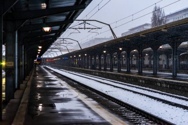 Romanya 'nın Bükreş kentinde soğuk ve karlı bir günde Kuzey Demiryolu İstasyonu (Gara de Nord), 2021