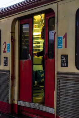 Kış treni manzarası. Bükreş, Romanya 'daki Kuzey Demiryolu İstasyonu (Gara de Nord Bucuresti) platformunda tren 2021