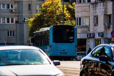 Şehrin şehir merkezinde trafik sıkışıklığında araba trafiği. Romanya 'nın başkenti Bükreş' te sabah akşam araba kirliliği ve trafik sıkışıklığı, 2021