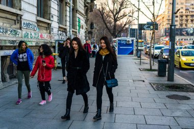 Romanya 'nın Bükreş kentinde 2021' de insanlar taşınıyor, sokaklarda yürüyor