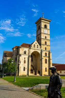 Romanya 'nın Alba Iulia kentindeki güneşli bir günde katolik katedralin manzarası, 2021
