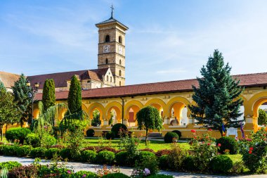 Romanya 'nın Alba Iulia kentindeki güneşli bir günde katolik katedralin manzarası, 2021