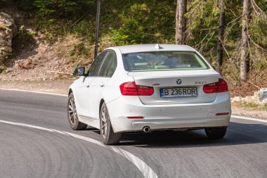 Beyaz BMW 320d Romanya, Bihor 'da yolda, 2020