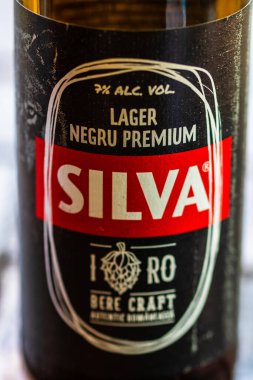 Silva Dark bira (ormanın Latince adı) bira şişesi, Heineken 'in sahibi olduğu popüler Romen birası markasının izole edilmiş detaylarını anlatıyor. Bükreş, Romanya, 2020