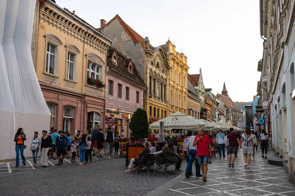 Pessoas Andando Relaxando Divertindo Nas Ruas Principais Centro Cidade Brasov — Fotografia de Stock