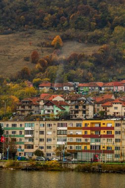 Tuna nehri ve Orsova şehir bitki örtüsü ve binaları, deniz manzarası. Orsova, Romanya, 2021