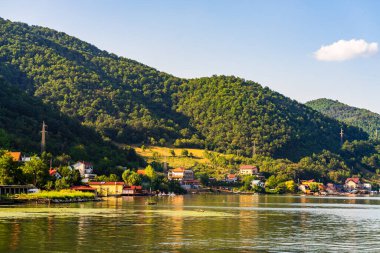 Tuna Vadisi 'ndeki güzel manzara (Demir Kapılar), güneşli bir günde Tuna Nehri manzarası
