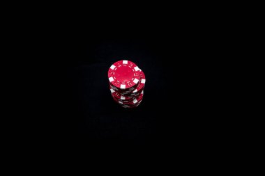 Siyah arkaplanda poker çipleri yığını