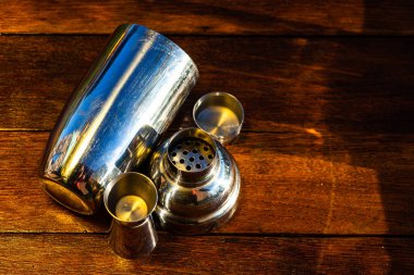 Bar ustensilleri, içki konsepti. Tahta üzerinde kokteyl aksesuarları..