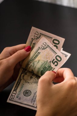 USD banknotlarının detaylarına özen göster. Amerika Birleşik Devletleri banknotlarını saymak ya da vermek. Dünya para kavramı, enflasyon ve ekonomi kavramı