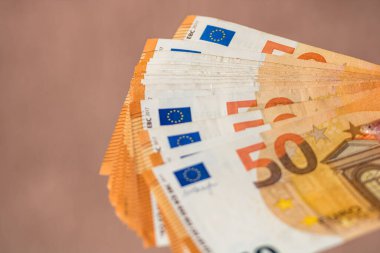 EURO banknotlarının detaylarına özen göster. EURO banknotlarını saymak ya da vermek. Dünya para kavramı, enflasyon ve ekonomi kavramı