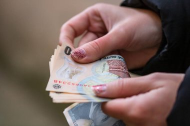 LEI banknotlarının detaylarına özen göster. Rumen LEI banknotları saymak veya vermek. Dünya para kavramı, enflasyon ve ekonomi kavramı