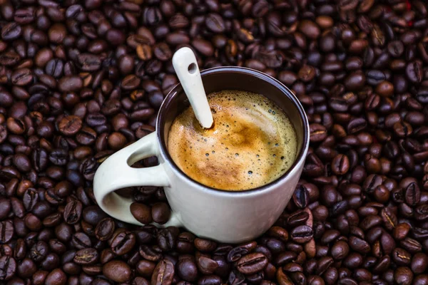 Taza Café Con Granos Café Tostados Sobre Fondo Rojo Concepto — Foto de Stock