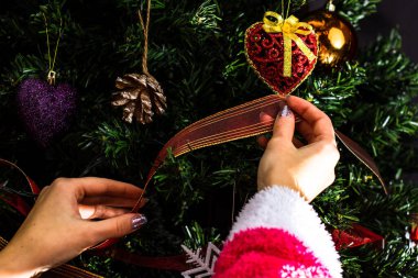 Noel ağacı süslemek, köknar dallarına Noel süslemeleri yapmak. Noel süslemeleri.