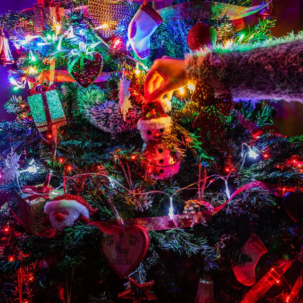 Kerstversiering Aan Dennenboom Versierde Kerstboom Fir Tak Met Kerstversiering Omgeven — Stockfoto