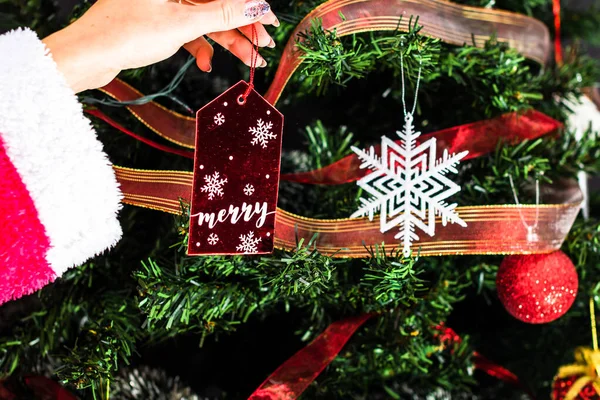 Decoreren Kerstboom Hand Zetten Kerstversiering Sparren Takken Kerst Opknoping Decoraties — Stockfoto