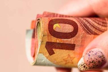 EURO banknotlarının detaylarına özen göster. EURO banknotlarını saymak ya da vermek. Dünya para kavramı, enflasyon ve ekonomi kavramı