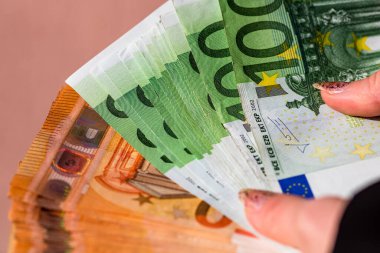 EURO banknotlarının detaylarına özen göster. EURO banknotlarını saymak ya da vermek. Dünya para kavramı, enflasyon ve ekonomi kavramı