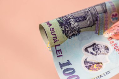 LEI banknotlarının detaylarına özen göster. Rumen LEI banknotları saymak veya vermek. Dünya para kavramı, enflasyon ve ekonomi kavramı