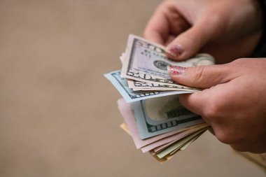 USD banknotlarının detaylarına özen göster. Amerika Birleşik Devletleri banknotlarını saymak ya da vermek. Dünya para kavramı, enflasyon ve ekonomi kavramı
