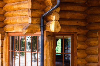 Tipik ahşap ev ayrıntıları, Romanya 'nın Bihor kentindeki dağ evi