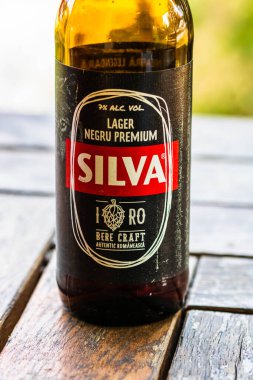 Silva Dark bira (ormanın Latince adı) bira şişesi, Heineken 'in sahibi olduğu popüler Romen birası markasının izole edilmiş detaylarını anlatıyor. Bükreş, Romanya, 2020
