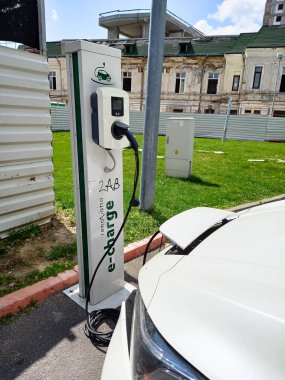 Romanya 'nın Bükreş kentinde elektrikli otomobil şarj noktası ve elektrik şarj istasyonu, 2021