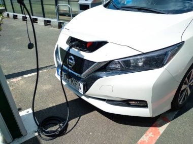 Romanya 'nın Bükreş kenti 2021' de Nissan Leaf ile bağlantılı elektrikli otomobil şarj noktası