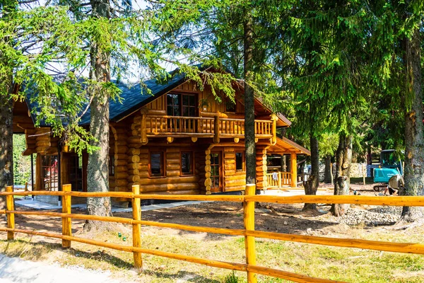 Romanya 'nın Vartop kentindeki ağaçlar arasındaki tipik ahşap ev, 2021